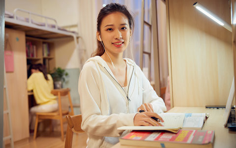 上海外国语大学非全日制研究生学费一年多少钱？