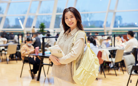 西北民族大学在职研究生学费一年多少钱？