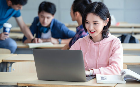 2025年新疆大学非全日制研究生学院学费学制