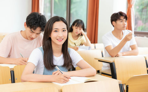 北京大学高级工商管理(EMBA)在职研究生学费一年多少钱？