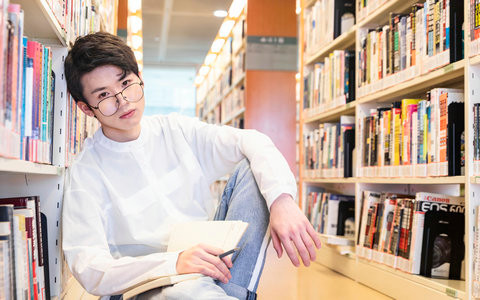 清华大学法律在职研究生学费一年多少钱？