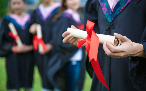 吉林大学基础医学在职研究生学费一年多少钱？