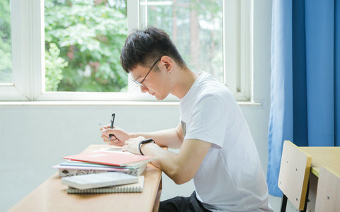 华东师范大学公共管理(MPA)在职研究生学费一年多少钱？