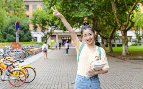 浙江大学电子与信息在职研究生学费一年多少钱？