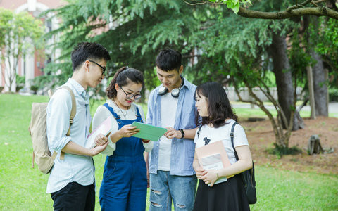 华东师范大学教育学在职研究生学费一年多少钱？