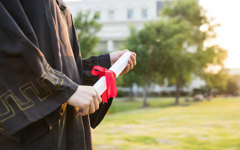 复旦大学电子与信息在职研究生学费一年多少钱？