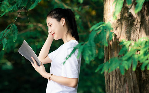 浙江大学高级工商管理(EMBA)在职研究生学费一年多少钱？
