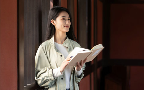 清华大学社会工作在职研究生学费一年多少钱？