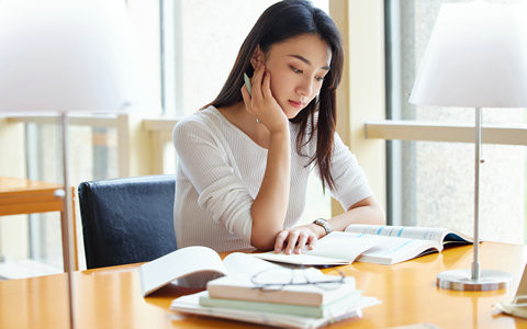 华东师范大学教育管理在职研究生学费一年多少钱？