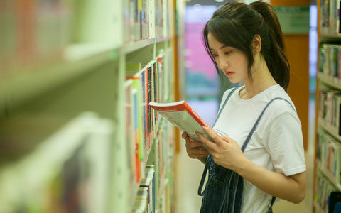 吉林大学临床医学在职研究生学费一年多少钱？