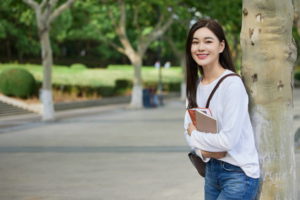 英国爱丁堡龙比亚大学在职研究生费用