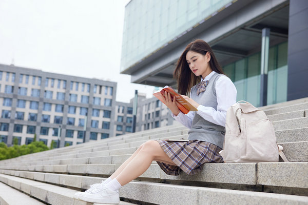 英国萨福克大学在职研究生毕业条件